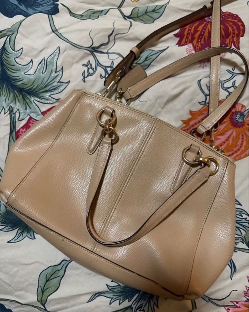Coach Crossbody Authentic (Category: Luxury Bags & Wallets) located in Las Pinas. Submitted by mbisl (Listing ID 1315139614, Image 3). Description: AUTHENTIC COACH bought from canada fixed price .