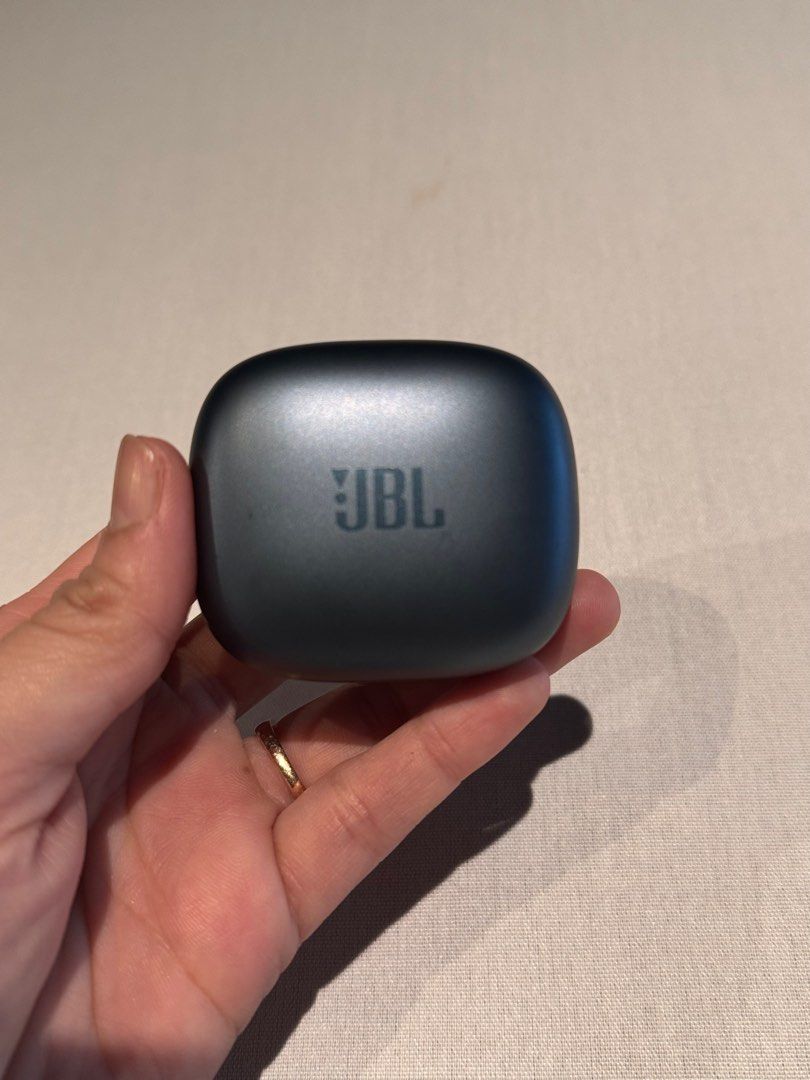 JBL earbuds 2 weeks old