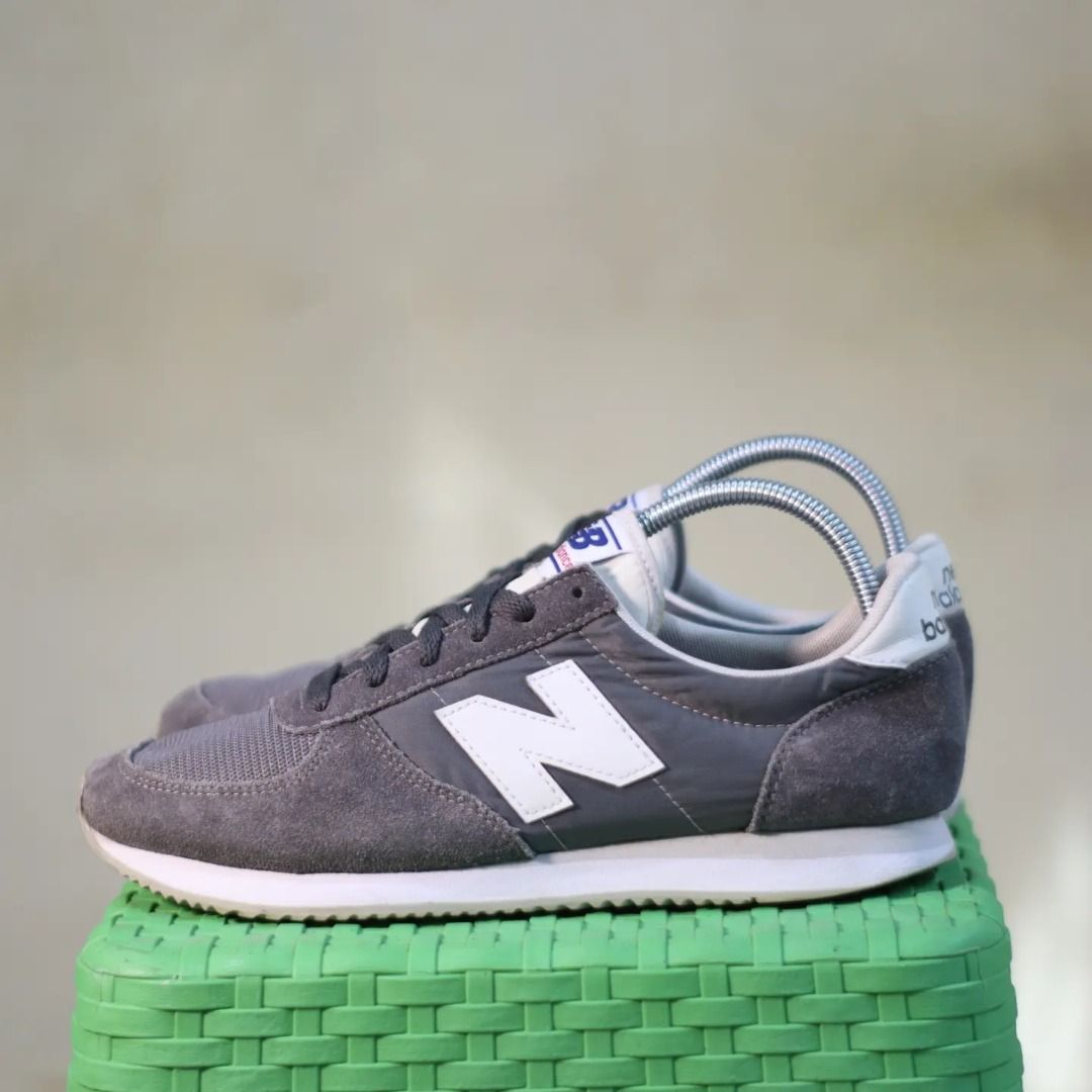 New Balance 220 Fesyen Pria Sepatu Sneakers di Carousell
