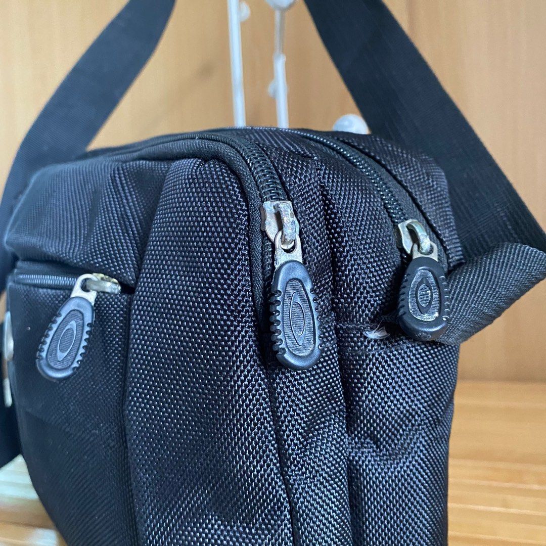 Oakley Medium Size Sling Bag (Category: Sling Bags) located in Cebu City. Submitted by miranaallure (Listing ID 1315269058, Image 2). Description: 400 + sf loc: cebu city jnt shipping.