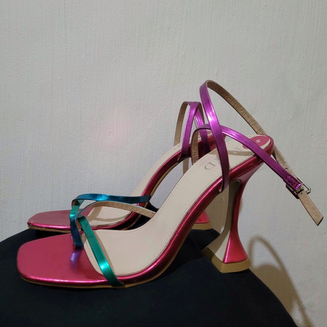 RAID UK Dornea Square Toe Sandals Heels Pink (Category: Heels) located in Quezon City. Submitted by mrjdeclutter (Listing ID 1315224011, Image 3). Description: •❗️ Price still negotiable❗️ •Brand New, worn to fit only • Issues: Minimal scratchings on metallic pink part on right sandals • Send me a message for more details ☺️.