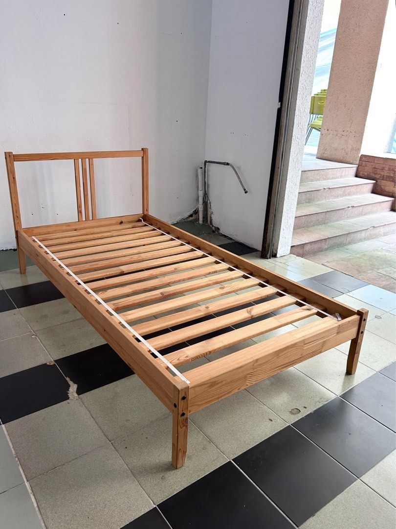 Tarva Bedframe (Category: Bed Frames & Mattresses) located in Padang Besar. Submitted by nadhirraszali (Listing ID 1315213541, Image 1). Description: Katil sangat kukuh. Jarang guna, sebulan 3/4 kali ja guna sebab jarang balik rumah. Apa apa boleh roger..
