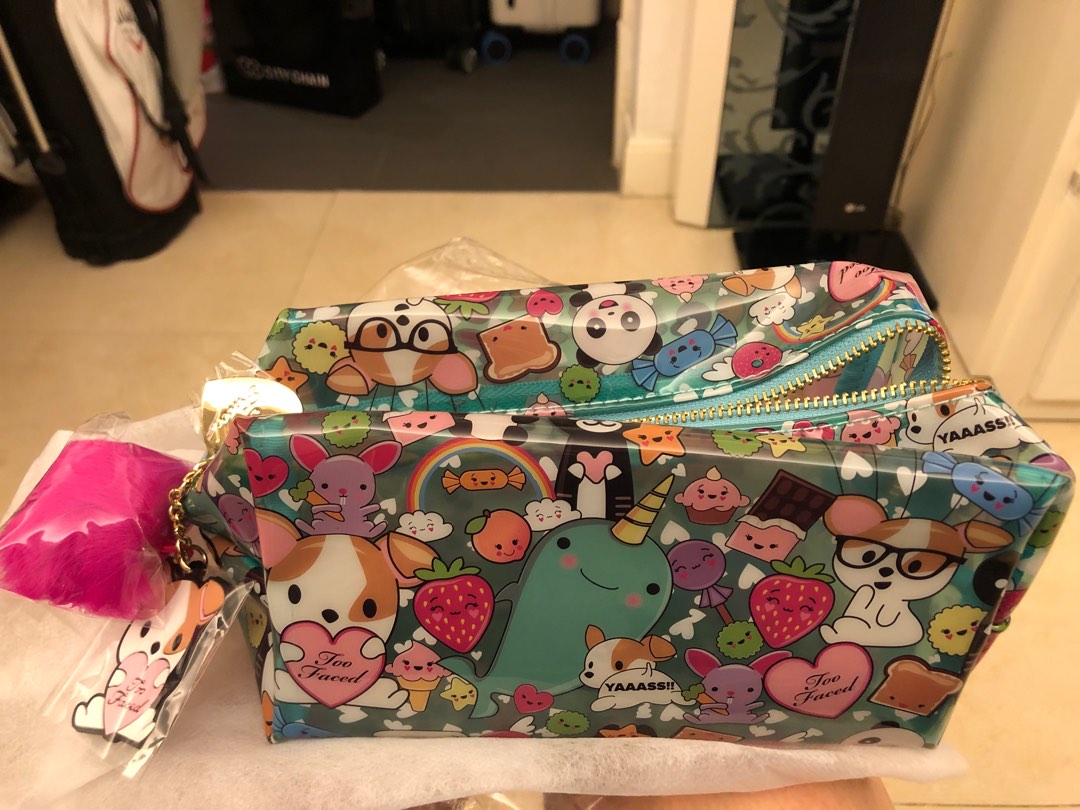 Too faced 化妝袋18 cm x 9cm x10 cm, 女裝, 手錶及配件, 其他飾物