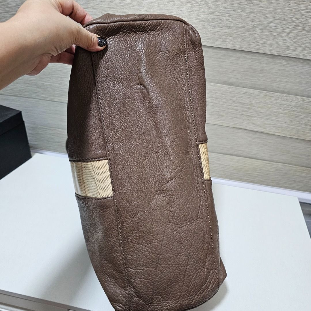 Tory Burch Pebbled Leather large Shopper Tote Bag (Category: Tote Bags) located in Paranaque City. Submitted by ysabelsbag (Listing ID 1315179431, Image 3). Description: Authentic Preloved with minimal signs of use Soft genuine leather Monogram inner lining .