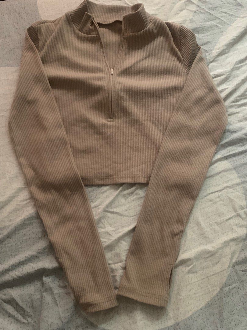 Y2K zip up long sleeve croptop (Category: Longsleeves) located in Manila. Submitted by geoluvs (Listing ID 1315208814, Image 1). Description: It has holes on the sleeves to put your thumbs through! Dm me for more details Mop- gcash Mod- lalamove, grab, dm me your delivery preferences.