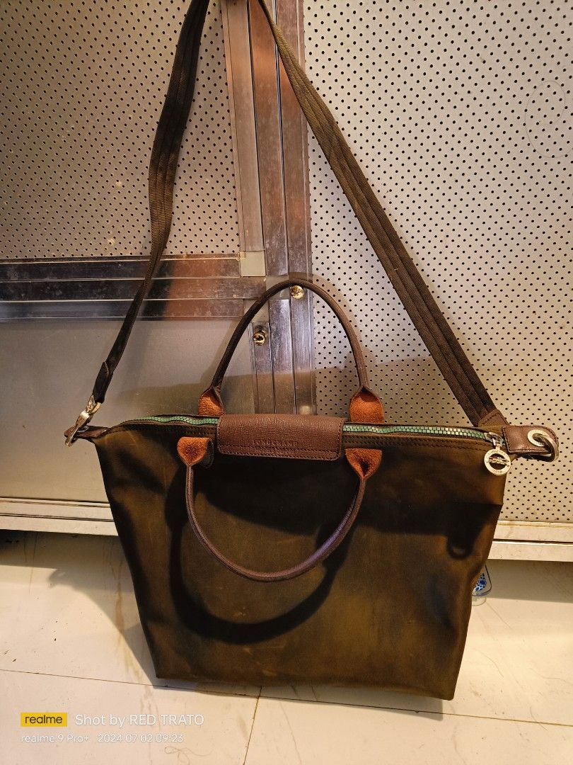 💯 Original Long Champ (Category: Luxury Bags & Wallets) located in General Mariano Alvarez. Submitted by randzwurkz85264 (Listing ID 1311915214, Image 2). Description: Original Long Champ Olive Green pantone 16 inches.