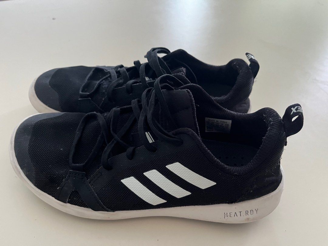 Kasut hiking adidas top