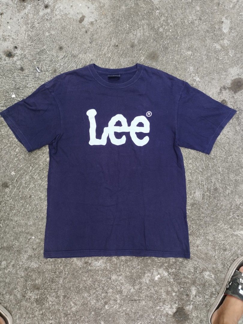 Big print Lee Tshirt (Category: Tshirts & Polo Shirts ) located in Cavite. Submitted by martjohn (Listing ID 1312016938, Image 1). Description: Big print Lee Tshirt Size : L Width : 20 Length : 28 Details : 9/10 200.