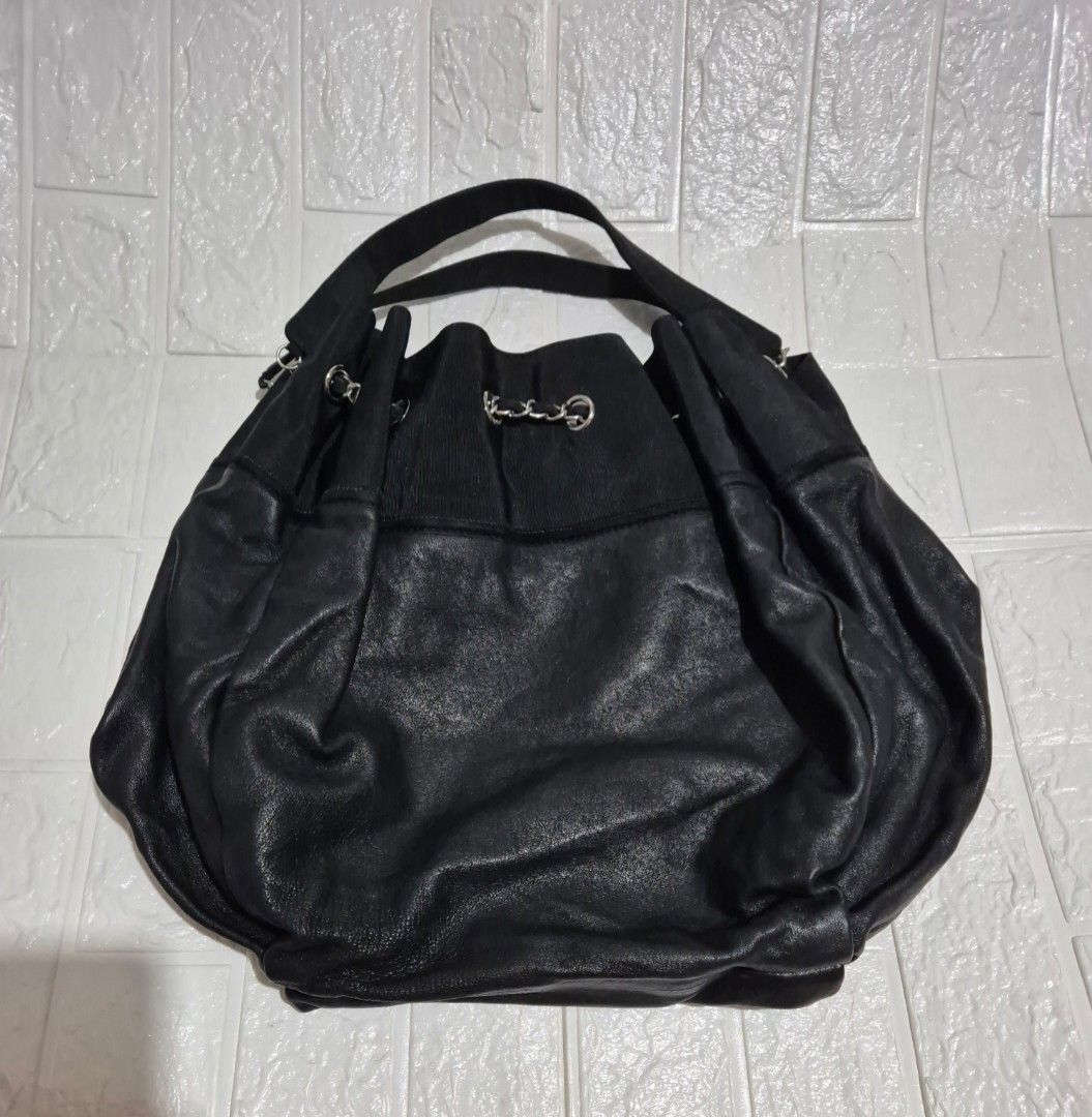 Chanel Shoulder Bag (Category: Luxury Bags & Wallets) located in Manila. Submitted by muliph (Listing ID 1312037736, Image 3). Description: .