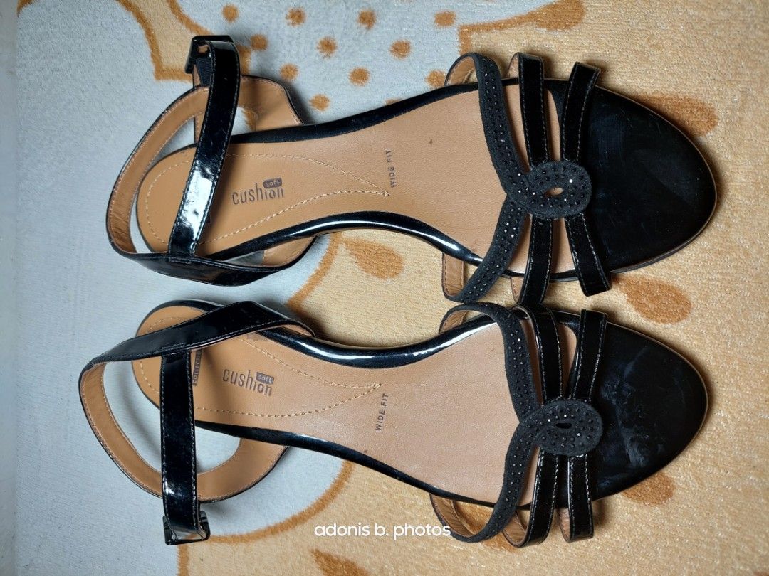 CLARKS SANDALS WOMEN SIZE 9 WOMEN Women s Fashion Footwear Sandals on Carousell