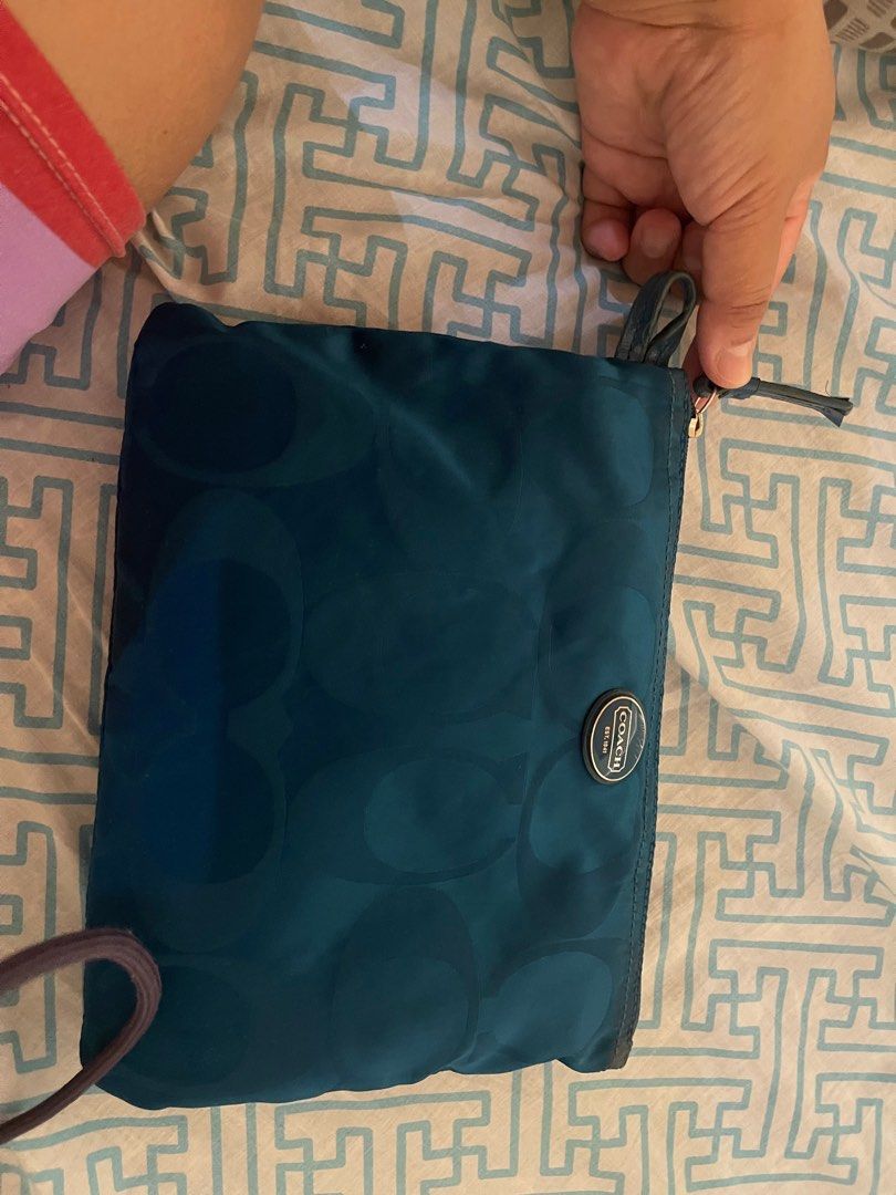 Coach nylon tote bag (Category: Luxury Bags & Wallets) located in Baliuag. Submitted by livestar_fec965 (Listing ID 1213198505, Image 3). Description: .