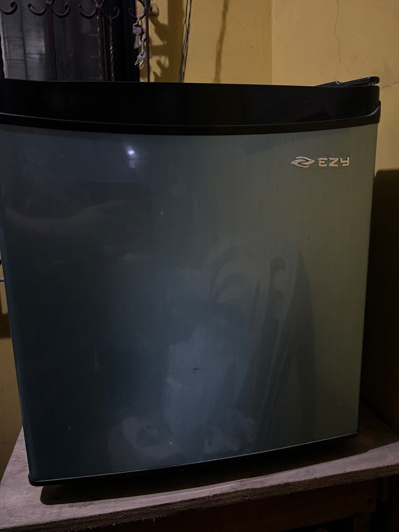 Ezy mini bar refrigerator (Category: Refrigerators and Freezers) located in Manila. Submitted by anxiousbaker (Listing ID 1311939308, Image 1). Description: - flaw: the hinge of the freezer door is broken but other than that it's all good - malakas maglamig - shipping shouldered by buyer - scheduled pick ups because we have to get a gate pass from the admin of our condo pa.