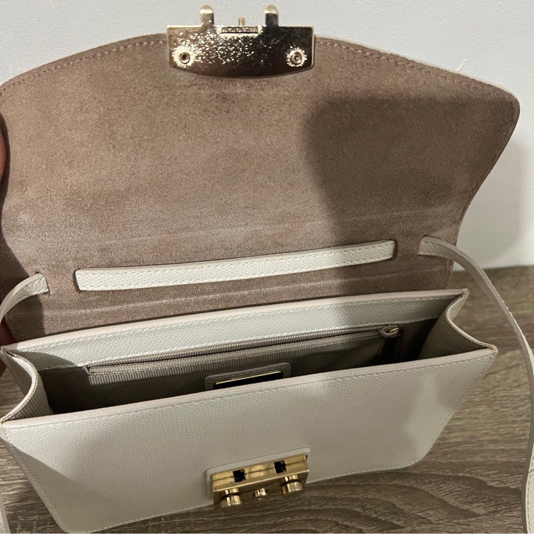 Furla Metropolis Small Leather Bag White (Category: Cross-body Bags) located in Manila. Submitted by imshaaaaa (Listing ID 1312010363, Image 2). Description: FURLA METROPOLIS White Sling Bag Gold Hardware Genuine Leather See pics for flaws Made in Italy Measurements: Bottom Width: 8 1⁄2 in Depth: 2 in Height: 5 3⁄4 in Strap Length: 48 in Strap Drop: 23 in Weight: 14 oz Send us a message for more pics. .