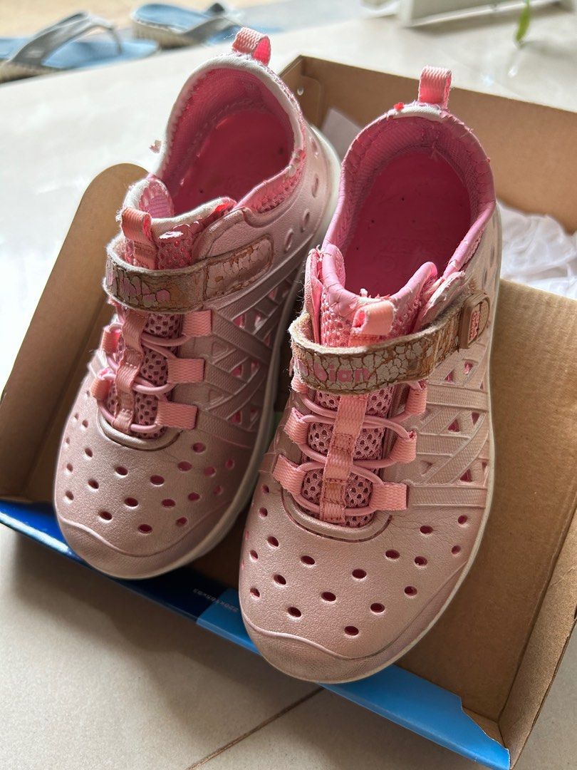 Where are stride rite shoes made 2025