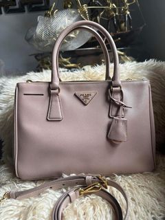 (Category: ) located in . Submitted by dg.luxeindulgence (Listing ID 1312057378, Image 1). Description: .