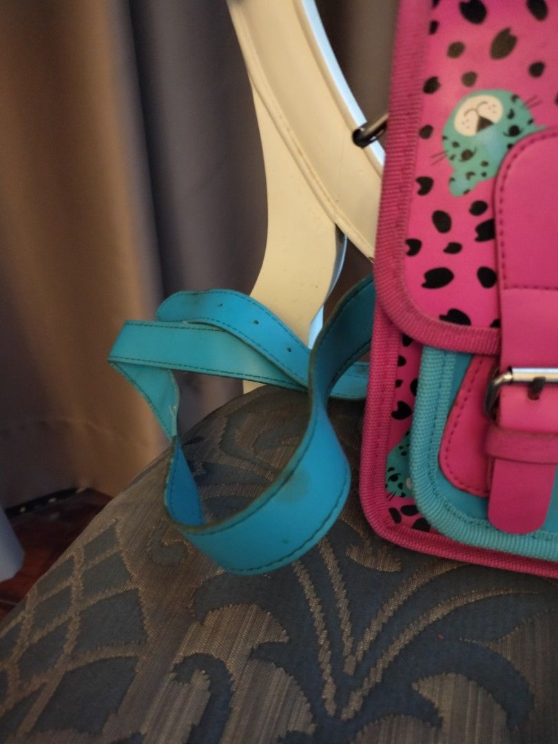 SMIGGLE (for kids) 2-in-1 bag sling bag, multi purpose school bag, handbag, shoulder bag, backpack, lunchbox, lunch bag, small bag (Category: Cross-body Bags) located in Makati City. Submitted by inagreenscarf (Listing ID 1311912020, Image 3). Description: .