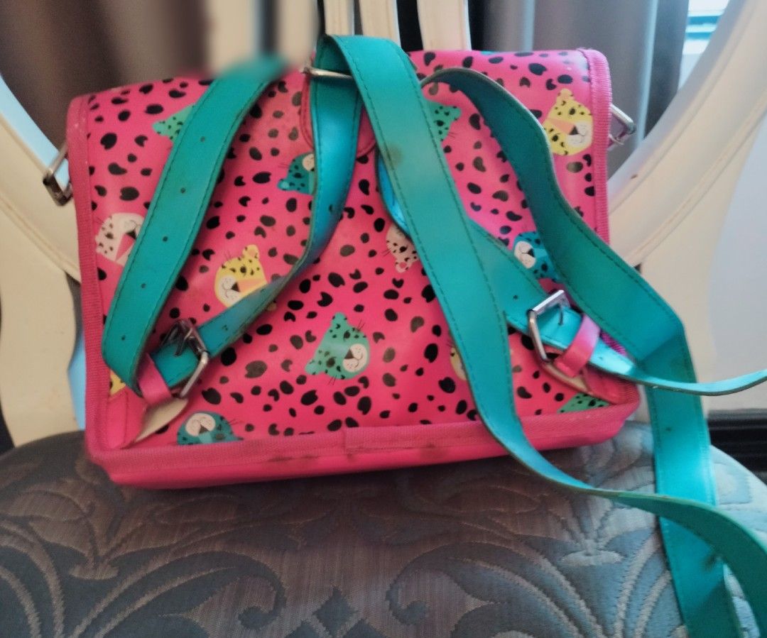 SMIGGLE (for kids) 2-in-1 bag sling bag, multi purpose school bag, handbag, shoulder bag, backpack, lunchbox, lunch bag, small bag (Category: Cross-body Bags) located in Makati City. Submitted by inagreenscarf (Listing ID 1311912020, Image 2). Description: .