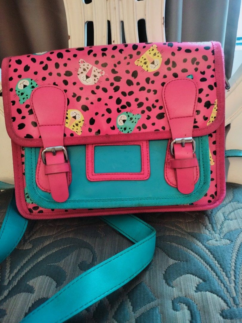SMIGGLE (for kids) 2-in-1 bag sling bag, multi purpose school bag, handbag, shoulder bag, backpack, lunchbox, lunch bag, small bag (Category: Cross-body Bags) located in Makati City. Submitted by inagreenscarf (Listing ID 1311912020, Image 1). Description: .