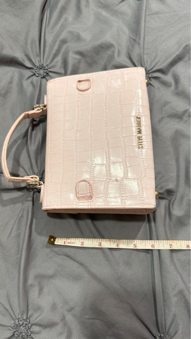 Steve Madden Baby Pink Bag (Category: Luxury Bags & Wallets) located in Quezon City. Submitted by claclax28 (Listing ID 1311922988, Image 3). Description: Authentic shipping 150 All details in pics Gcash or bdo payment.