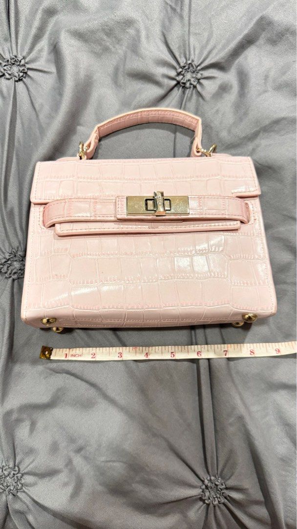 Steve Madden Baby Pink Bag (Category: Luxury Bags & Wallets) located in Quezon City. Submitted by claclax28 (Listing ID 1311922988, Image 1). Description: Authentic shipping 150 All details in pics Gcash or bdo payment.