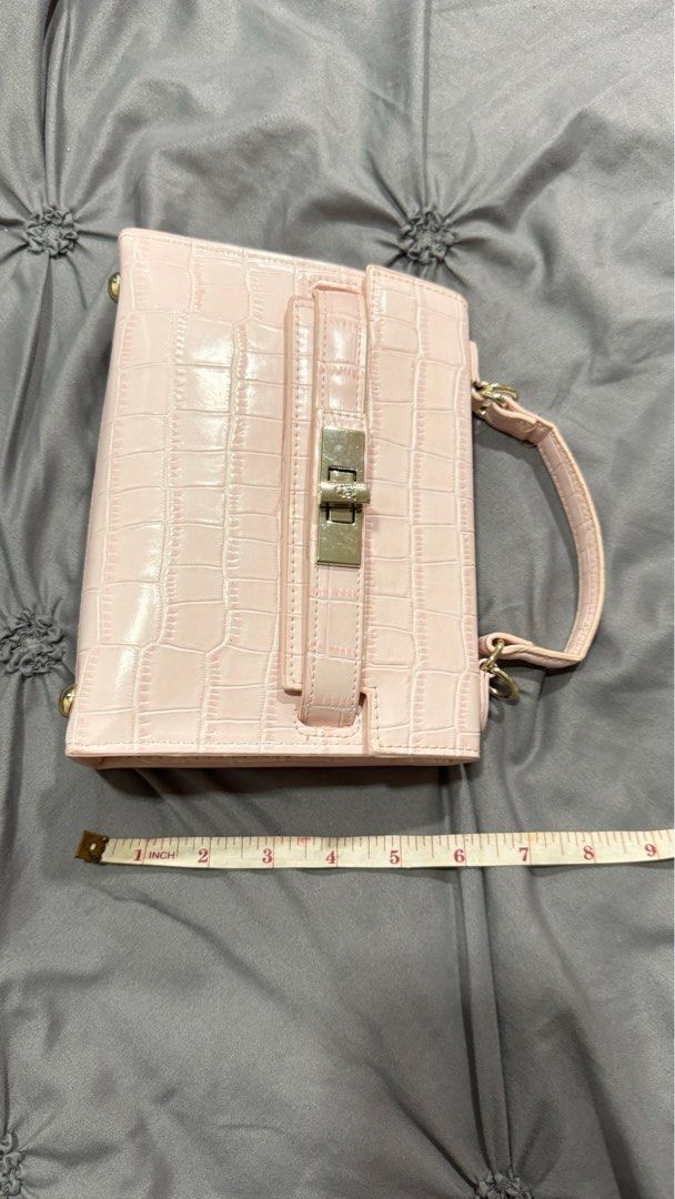 Steve Madden Baby Pink Bag (Category: Luxury Bags & Wallets) located in Quezon City. Submitted by claclax28 (Listing ID 1311922988, Image 2). Description: Authentic shipping 150 All details in pics Gcash or bdo payment.