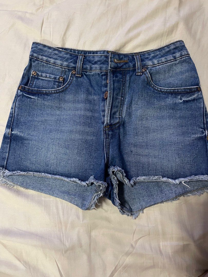 Topshop high waisted shorts (Category: Shorts) located in Manila. Submitted by declutterfindss (Listing ID 1311969527, Image 1). Description: PLS READ No flaws High waisted denim shorts Size US 4 Last price already! Will not reply to low ballers SF c/o buyer MOP Bpi or Gcash only.