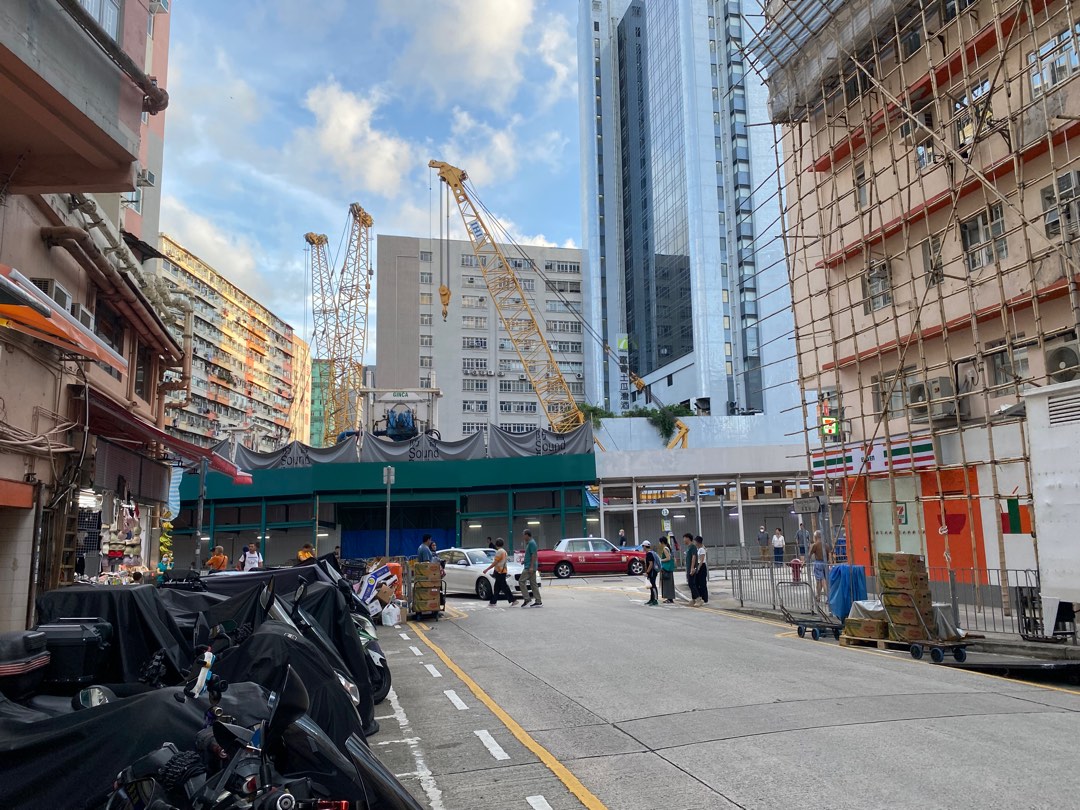 Daily rental of a bustling shop in Kowloon, To Kwa Wan, near Lok Shan Road, available for lease without commission. Suitable for short-term rental, joint exhibitions, retail, and drop shipping. Parking space available outside for loading and unloading.63438608656897112