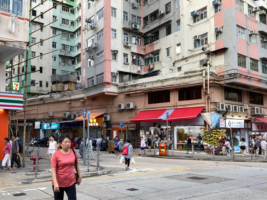 Daily rental of a bustling shop in Kowloon, To Kwa Wan, near Lok Shan Road, available for lease without commission. Suitable for short-term rental, joint exhibitions, retail, and drop shipping. Parking space available outside for loading and unloading.634386086568971119