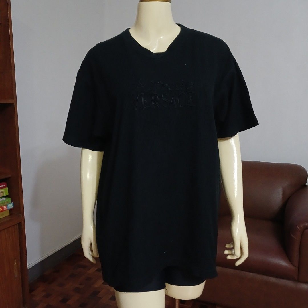 Alfredo VERSACE AUTHENTIC FOR MEN (2xL)23x28 (Category: Activewear) located in Manila. Submitted by luxurybrandedpreloved.ph (Listing ID 1315469291, Image 2). Description: Alfredo VERSACE AUTHENTIC FOR MEN (2xL)23x28 •Size:2xl 23x28 chest for men :46 inches lenght:28 inches •Condition : excellent Color rate 9.7/10 Click each picture to appreciate the item 📸 NOTE: Manage your expectations as you're buying a second hand items SELF AUTHENTICATION I