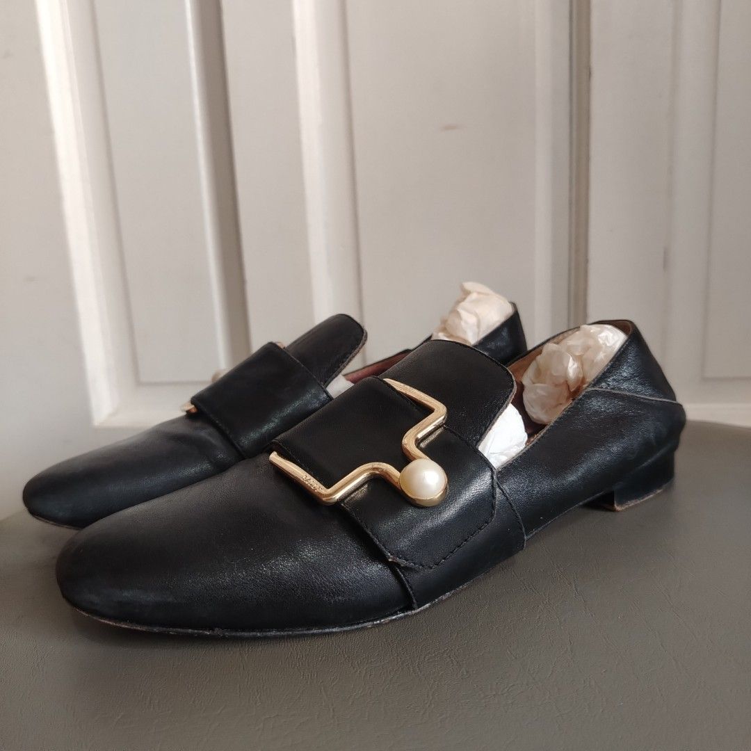 Bally black loafers/ dollshoes (Category: Sneakers & Footwear) located in San Carlos. Submitted by fashiondesancarlos05 (Listing ID 1315345061, Image 3). Description: needs polish.