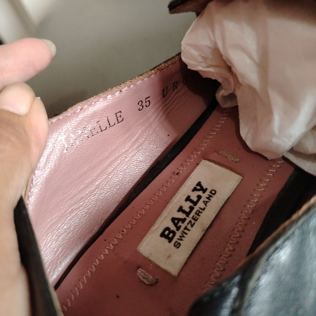 Bally black loafers/ dollshoes (Category: Sneakers & Footwear) located in San Carlos. Submitted by fashiondesancarlos05 (Listing ID 1315345061, Image 2). Description: needs polish.