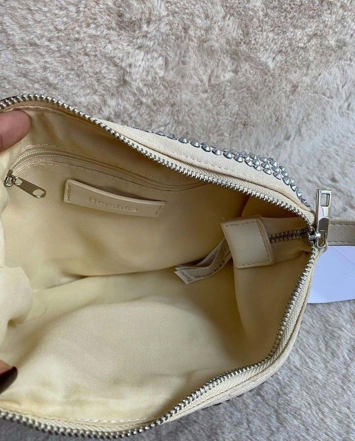 Bershka Shoulder bag (Category: Shoulder Bags) located in Quezon City. Submitted by odxctrl (Listing ID 1315391616, Image 2). Description: - Brand new - Bought from Italy🇮🇹 MOP : Gcash & Bank Transfer.