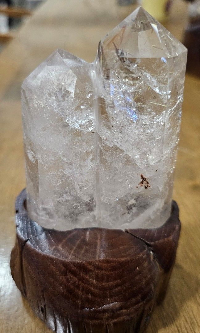 Clear Quartz Double Pointer (Category: Precious Stones) located in Singapore. Submitted by slop001 (Listing ID 1314272252, Image 2). Description: Clear Quartz Double Pointer with Gold Rutilated.