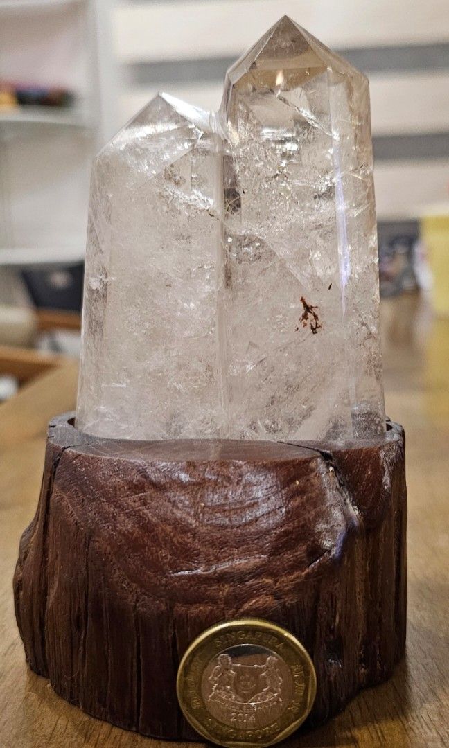 Clear Quartz Double Pointer (Category: Precious Stones) located in Singapore. Submitted by slop001 (Listing ID 1314272252, Image 1). Description: Clear Quartz Double Pointer with Gold Rutilated.