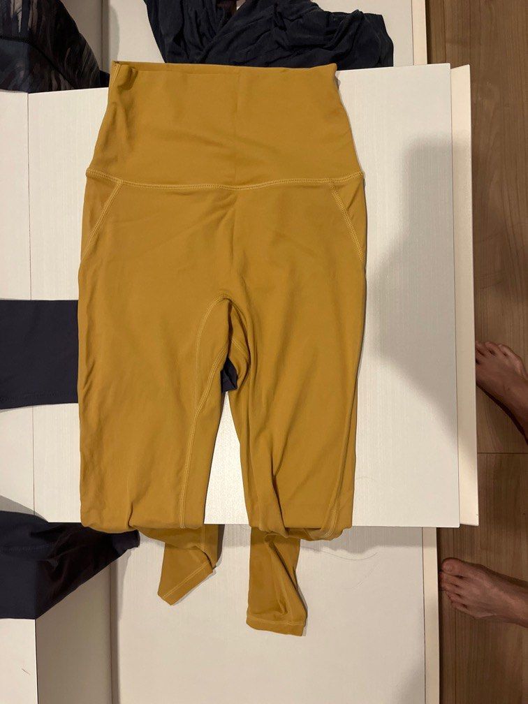 Exercise tights (Category: Activewear) located in Singapore. Submitted by caseyer (Listing ID 1315362721, Image 1). Description: .