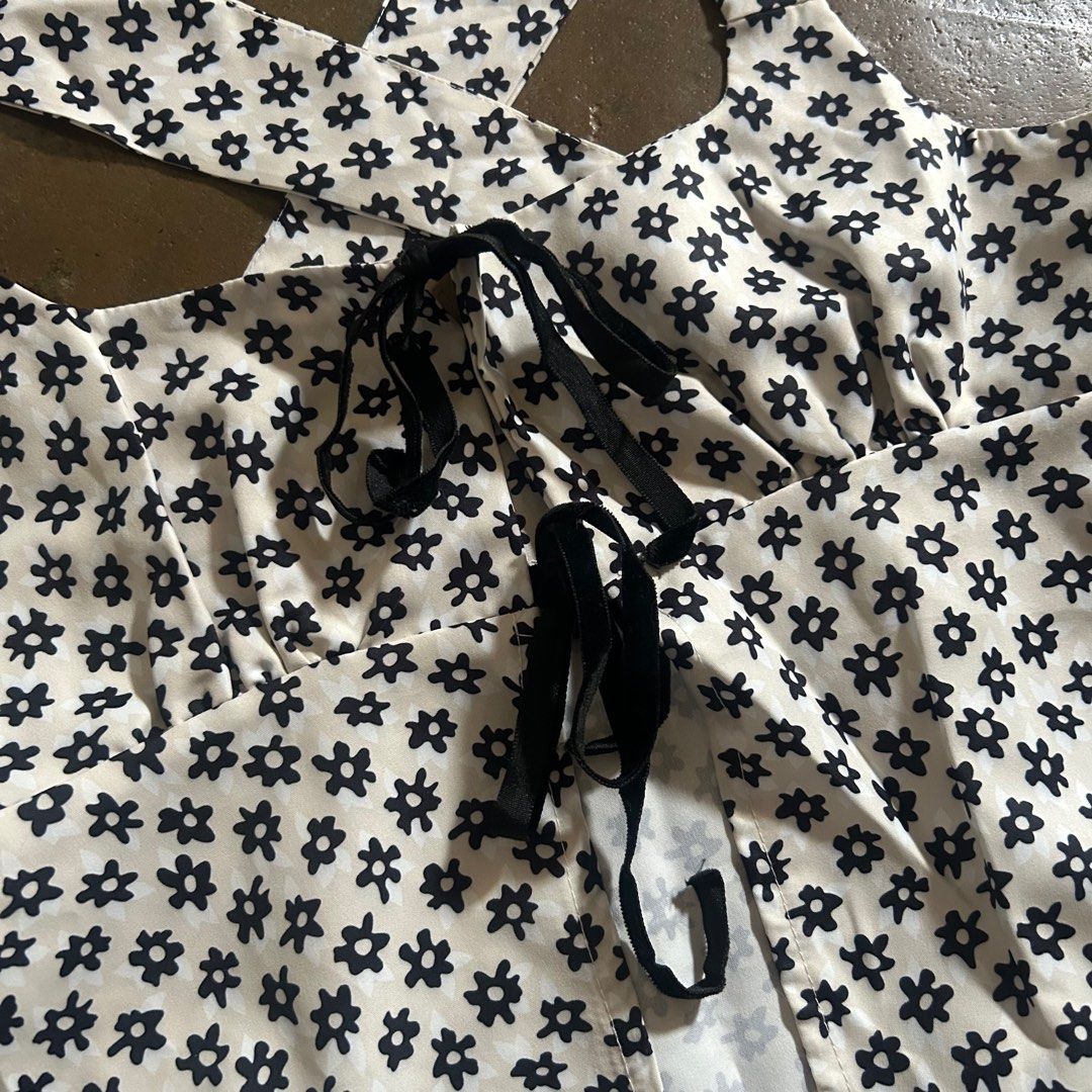 Floral Summer Sleeveless Top (Category: Sleeveless) located in Angeles City. Submitted by p0lingkit (Listing ID 1315322434, Image 2). Description: • haven't worn • adjustable since it has ribbon at the front •wear something beneath it nalang if conservative hehe HT: h&m uniqlo mango zara coquette topshop.