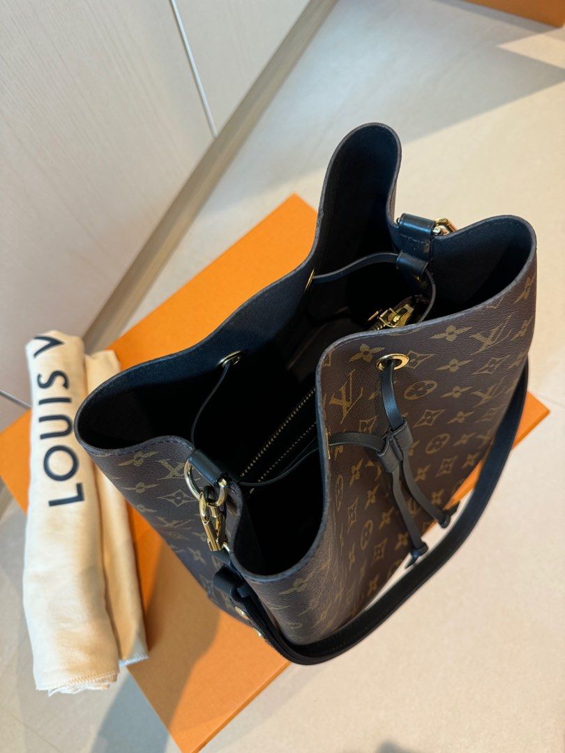 Authentic Louis Vuitton (LV) NeoNoe MM Noir (Category: Bags & Wallets) located in Singapore. Submitted by miss.alice (Listing ID 1315366232, Image 3). Description: Note: - will not respond to lowball offers. - no trade - accept only paynow payment mode. no cash transaction • Authentic Louis Vuitton (LV) NéoNoé MM Noir • the glazing wears off even lightly used (you may want to bring to LV to ask them fix for you. you can also be assured that this 