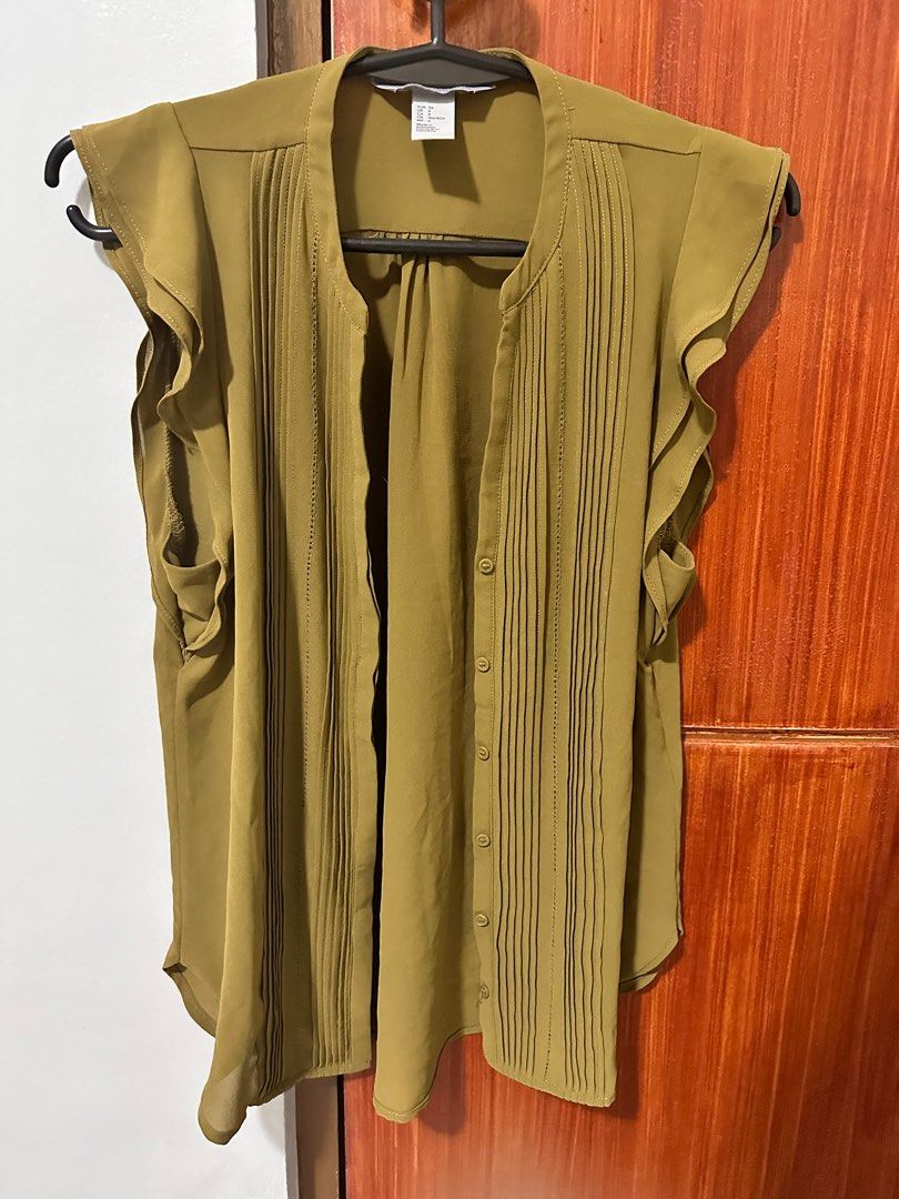 H&M sleeveless blouse (Category: Blouses) located in Quezon City. Submitted by cwissy (Listing ID 1315465070, Image 2). Description: 💖model height 4’11 💖RFS: won’t be using office attire.