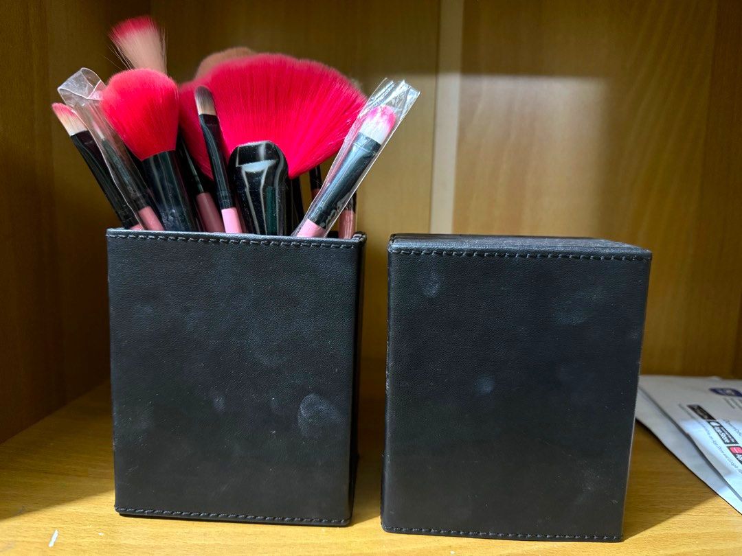 Make up brush with organizer (Category: Makeup) located in Muntinlupa City. Submitted by Tins_preloved (Listing ID 1315412771, Image 1). Description: Organizer has magnet when you close it If meet up, please message me prior to order the item.