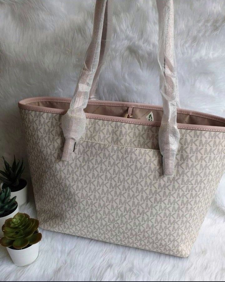 Michael Kors Carryall Tote (Category: Tote Bags) located in Quezon City. Submitted by odxctrl (Listing ID 1315402067, Image 2). Description: - Brand new - ₱ 6,500 fixed price - bought from Italy🇮🇹 - MOP : Gcash & Bank Transfer.