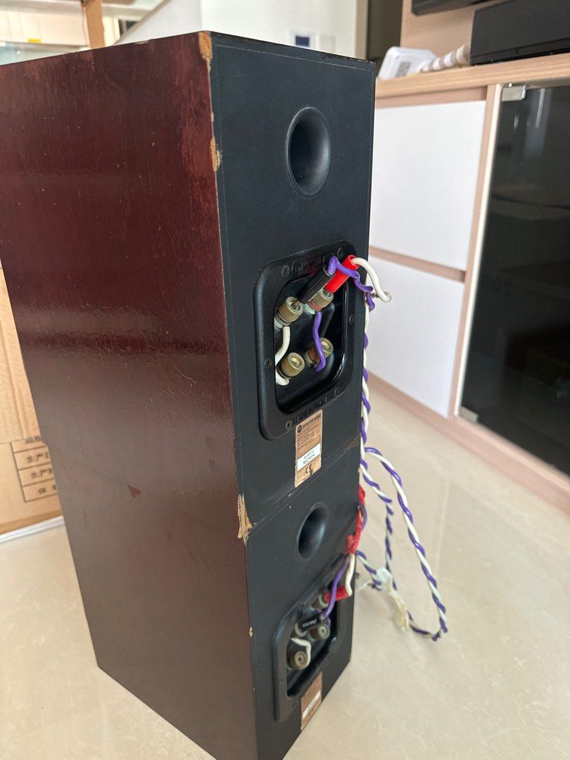Monitor Audio speakers (made in England)63205310332802113
