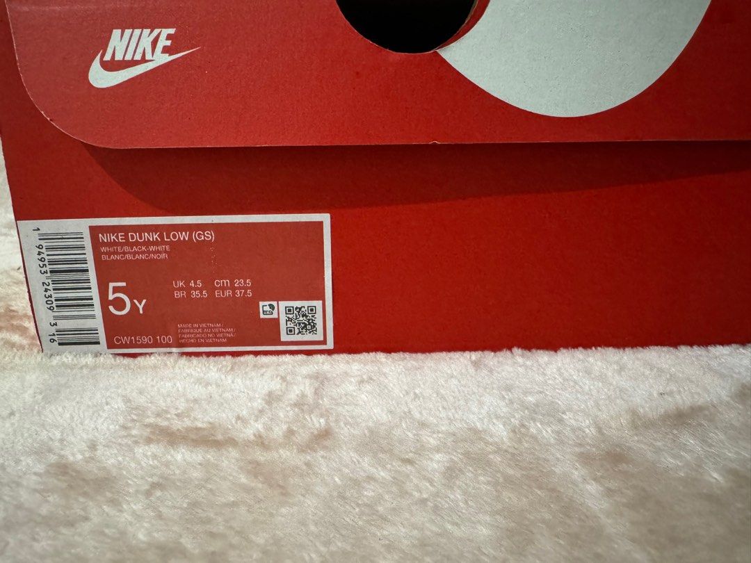 Nike Dunk Low GS Panda (Category: Sneakers) located in Quezon City. Submitted by mmmcat (Listing ID 1315368582, Image 2). Description: Nike Dunk Low GS Panda 5Y fits US6.5 to US7 slim Used three times Minimal crease, no heel drag.