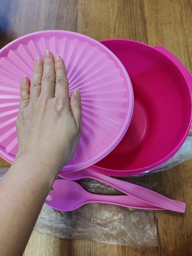 Tupperware container (Category: Food Organisation & Storage) located in Puchong. Submitted by belingfong (Listing ID 1315399709, Image 2). Description: It's good for family who likes to host guest to keep fried meehoon or fried rice, or even salad. It can store up to 1 large packet of fried meehoon. I've 2 units. 1 is new and the other is used for less than 5 times. New - RM60 Used - RM40 Get 2 for RM90 Preferably meet up as the size is quite big
