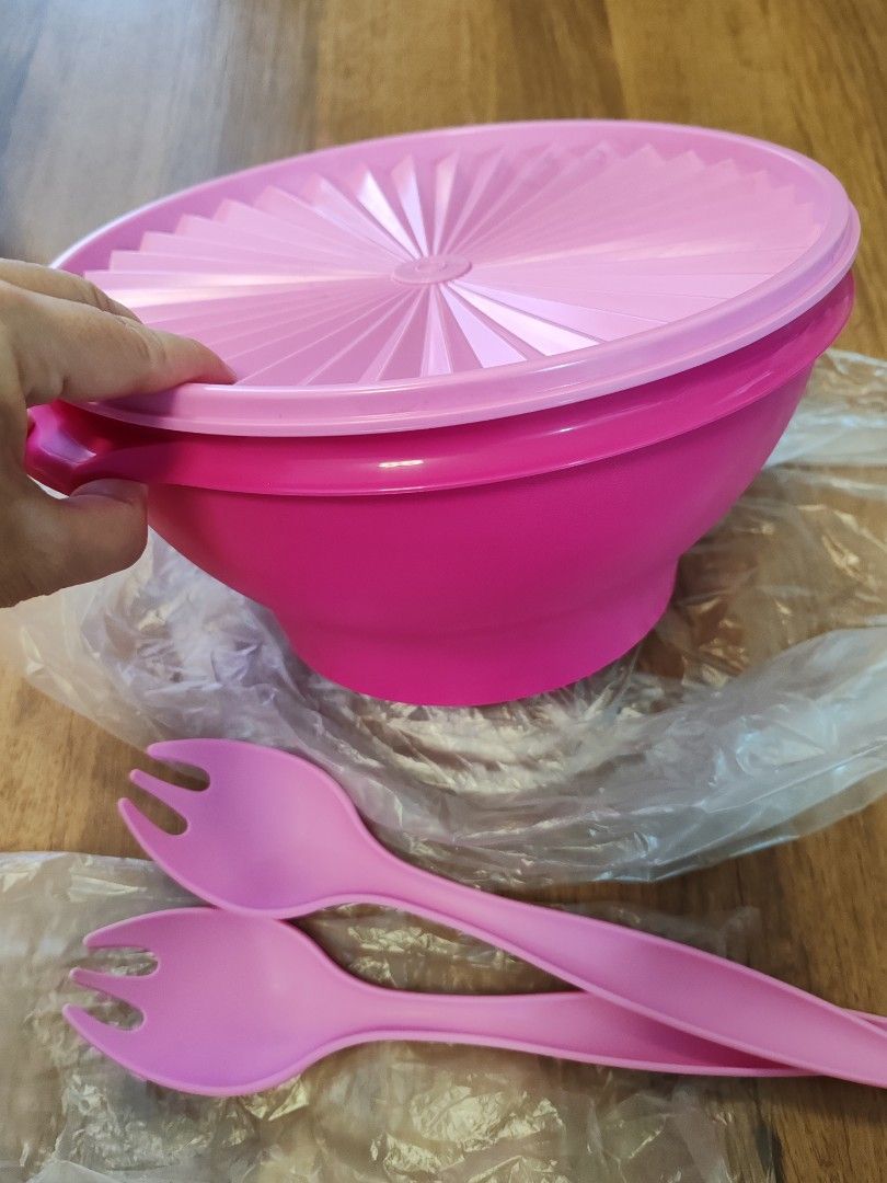Tupperware container (Category: Food Organisation & Storage) located in Puchong. Submitted by belingfong (Listing ID 1315399709, Image 1). Description: It's good for family who likes to host guest to keep fried meehoon or fried rice, or even salad. It can store up to 1 large packet of fried meehoon. I've 2 units. 1 is new and the other is used for less than 5 times. New - RM60 Used - RM40 Get 2 for RM90 Preferably meet up as the size is quite big