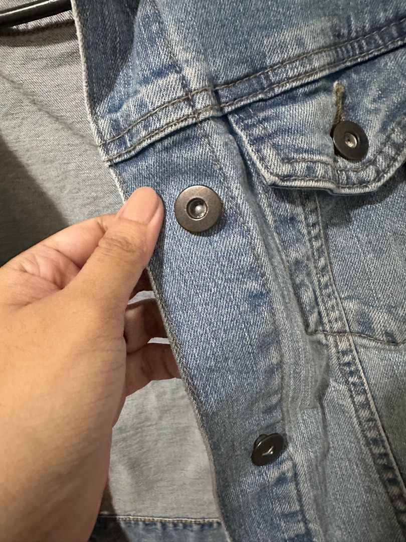 Uniqlo denim jacket (Category: Coats, Jackets and Outerwear) located in Quezon City. Submitted by cwissy (Listing ID 1315464397, Image 2). Description: 💖model height 4’11 💖bought from uniqlo 💖 hard denim 💖no issues, buttons are all working.