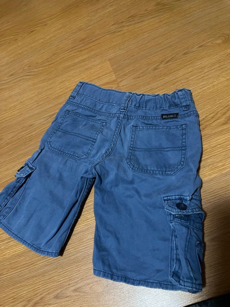 Wrangler cargo shorts for kids (Category: Babies & Kids Fashion) located in Paranaque City. Submitted by candidacm (Listing ID 1315405063, Image 2). Description: Super nice pa. No issue. Napagliitan na ng kids. Size is 3-5yo. Depends pa din sa body ng kid. .