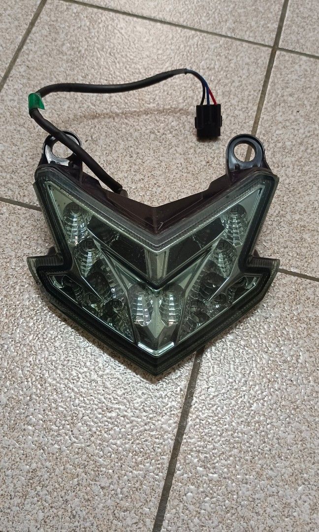 Z800 tail light (Category: Others) located in Johor Bahru. Submitted by ejumpcorse (Listing ID 1315417110, Image 1). Description: Original Kawasaki Z800.