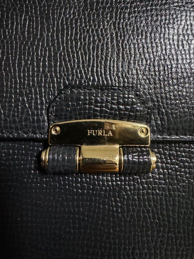 Authentic Furla Chiara Handbag - Classic Elegance! (Category: Luxury Bags & Wallets) located in Manila. Submitted by zeylee (Listing ID 1315635626, Image 3). Description: **Description:** Step out in style with this authentic Furla Chiara Handbag! Crafted with attention to detail, this handbag is a perfect blend of functionality and sophisticated design. **Details:** - Brand: Furla - Model: Chiara - Condition: Like New, Super minimal signs of usa