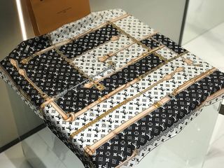 (Category: ) located in . Submitted by luxurycloset.shop (Listing ID 1315663717, Image 1). Description: .