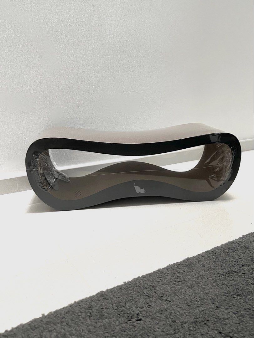 Figure 8 cat scratcher outlet